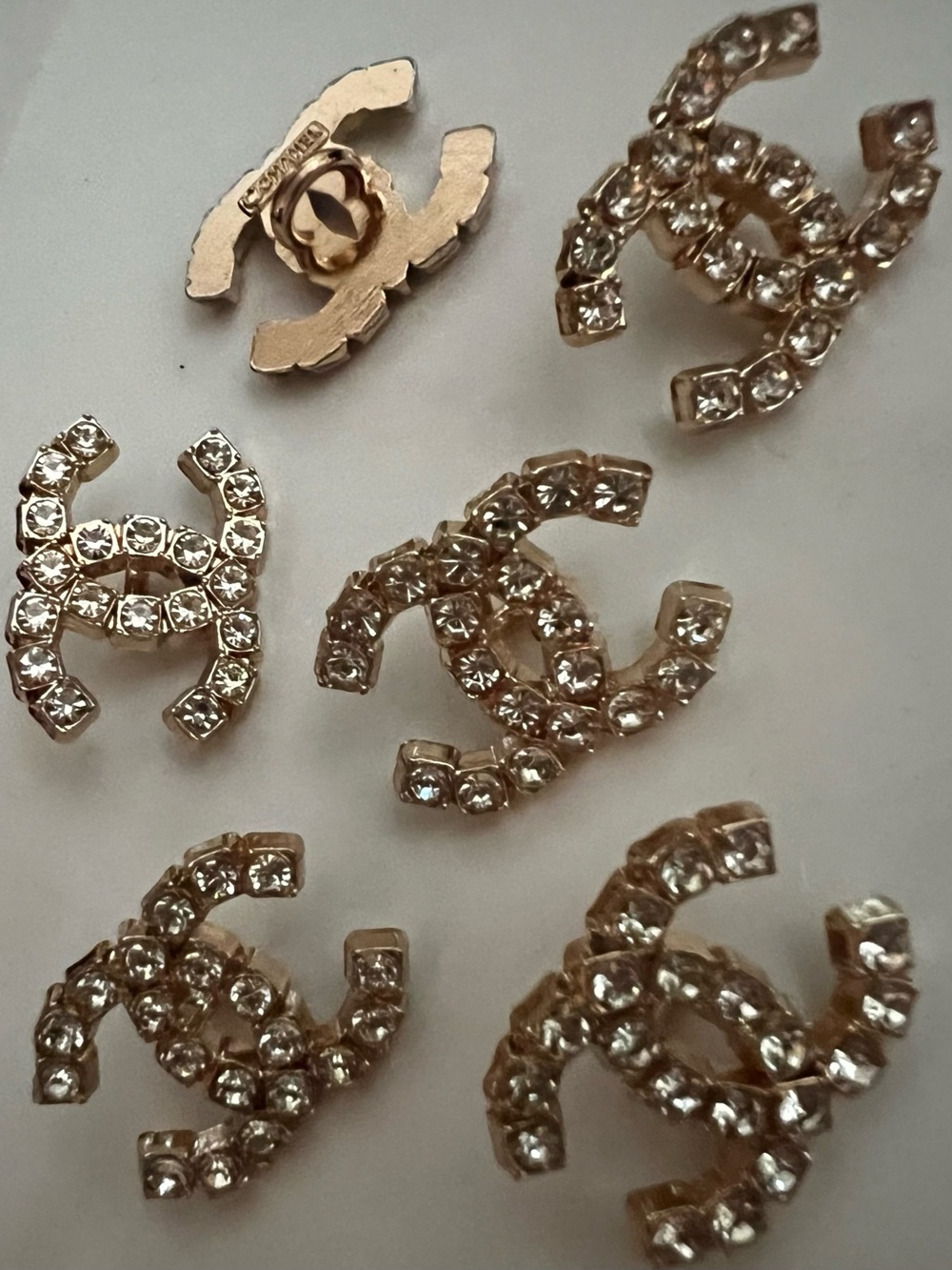 (Set of 6-20mm) icon logo style/ textured edging 🤩clear stones/ShankBack/Stamp